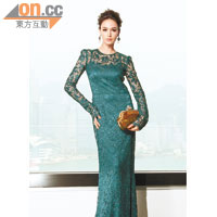 深綠色lace evening dress$35,800<BR>金色sequined clutch $17,100<BR>耳環 $3,400