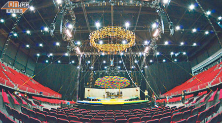 表演舞台長34米、闊24米，採用超過183米的構架系統以支撐雜技網、索具裝備及舞台上的所有燈效設備。
