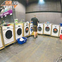大型洗衣部，設有多部自備洗衣機並有4位專員負責清洗及整理服飾。