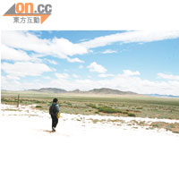 蒙古包營區的前方就是一大片草原連山脈的廣闊美景。