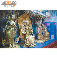 廟內展示了大量造型獨特珍貴的小佛像及佛器。