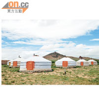營區內有40個蒙古包，外觀極具地道色彩。