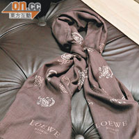 LOEWE灰×淺灰圖案絲巾 $5,950（f）