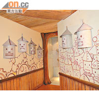 鐵甲人屋內的另一特色是有兩幅由人手親手繪畫的牆壁，由於是直接畫上所以不能畫錯，難度加分。