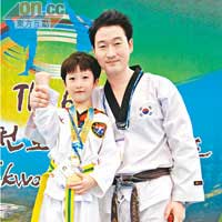 早前曹瑛得帶同小朋友前往韓國，勇奪金牌。