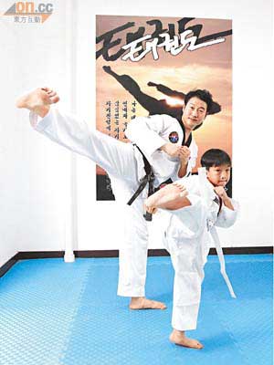 曹瑛得（後）表示，韓式跆拳道講求心態和紀律，對新一代小朋友成長有正面影響。