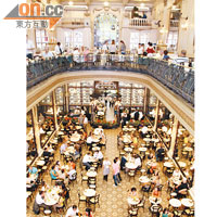 咖啡館上層是供應自助午及晚餐的餐廳，下層則是咖啡廳。午餐自助餐R$62（約HK$236）