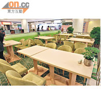 座位設於商場內圍，整體以綠色作基調，與抹茶專門店的風格很匹配。
