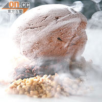 -220℃凍軟心朱古力 $1,400（a）（Tasting Menu菜式之一）用上70%黑朱古力製成的慕絲淋上液態氮，並加入榛子糖、榛子蛋糕、朱古力粒等，外表薄脆內軟滑，很濃稠的可可甘香。