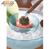 Tartar with Caviar $390（b）滿布油脂的肥美Toro加入洋葱和蒜蓉等做成Tartar。放在冰山上，魚身的油脂略帶凝固，咬下去的肉質較實，味道更鮮甜！