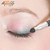 透視過程<BR>先掃粉紅色眼影，再以藍色幼筆頭畫眼線，後用海綿頭在雙眼皮位置暈飾成煙熏眼。