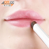 自唇部中央開始薄薄且均勻塗上唇膏，表現自然唇色。