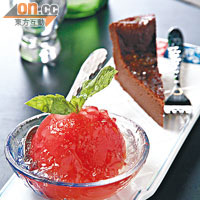Omakase的甜品有兩款，分別是白酒煮番茄啫喱和無澱粉質的朱古力蛋糕，前者清香、後者綿滑，為圓滿的一餐劃上句號。