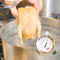 以60℃低溫慢煮乳鴿，能保持鴿肉帶粉紅的色澤之餘，肉質幼嫩，口感與賣相兼備。