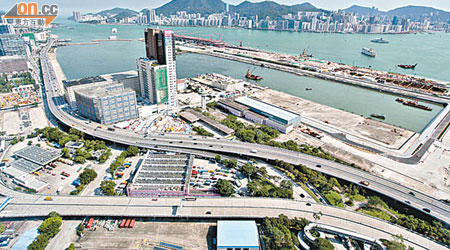 郵輪碼頭是本港其中一個大型基建項目，為工程業提供不少職位。