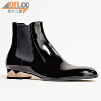 Boots或Oxford shoes均是漆皮質料，鞋跟帶有重「金」屬元素，當中鞋頭綴有方形大窩釘裝飾，punk味極濃。$7,000