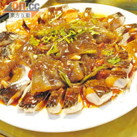皮子魚是將鯉魚切片清蒸，再加上嫩滑的凍粉皮，口中嘗盡冷暖。￥240（約HK$288）
