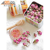 療程採用品牌的自家蜂蜜混合玫瑰花瓣作補濕面膜之用。