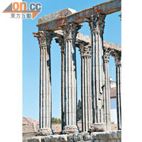 神殿由十多根科林斯石柱支撐，充滿希臘神殿的建築風格。
