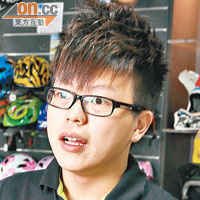 雲鵬單車有限公司的阿暉表示，揀單車衫最緊要貼身，千萬別貪方便買大一個碼，否則發揮不到透氣功用。