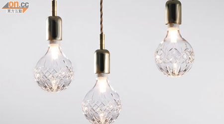 Crystal Bulb<BR>與英國傳統工藝家共同打造的燈泡，每一個都暗藏Lee Broom的logo。而小燈泡雕了花，平凡光影折射出高雅氣質，低調中透現奢華。
