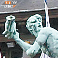 巿政廳前所是豎立了一座Brabo拉行弓、快將巨人手掌丟進河裏的青銅雕像。