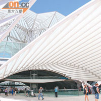 由西班牙著名建築師Santiago Calatrava打造的火車站，與酒店只有一街之隔。