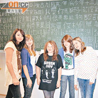 圖中的黑板滿是四四正正的中文字，原來Winnie充當老師，教當地朋友學中文。