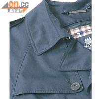雖改為單襟，但肩帶、腰帶、手袖索帶等細節全部保留，呈現原版Trench Coat味道。