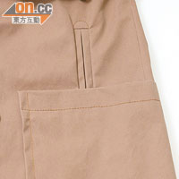 將傳統十鈕孖襟改為六鈕孖襟，方便穿着，「明袋」設計亦比傳統側袋更易取物。