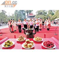 老師想成「王」成「孔」，來到孔廟15~20歲的學子則可享受傳統成人禮，收費¥10,000（約HK$12,000）。