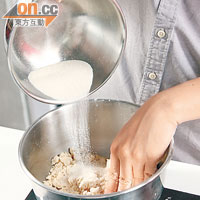 美味格言：<br>將牛油分成小粒，與麵粉混和成金寶碎碎時可加入糖以將牛油粒分隔。