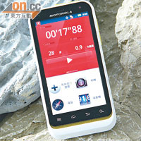 Motorola DEFY XT 售價：$2,198（a）<br>內置《戶外達人》App，畫面可顯示卡路里消耗量等資訊。