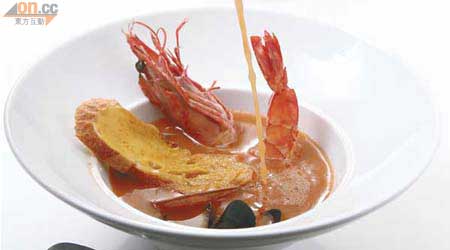 馬賽鮮魚湯 $268<br>除了時令海鮮做配料之外，湯底也是用蝦頭、魚骨及番茄等熬製而成，入口鮮甜濃郁。
