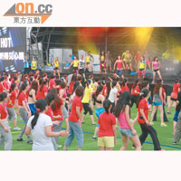 專為女生而設的Nike Training Club，請來台灣明星編舞大師「藍波」主持戶外舞台，與大家齊齊熱舞消脂。