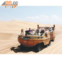 來往響沙灣至仙沙島的沙漠衝浪車，外形設計是名副其實的「沙漠之舟」。