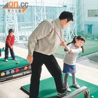 學院以遊戲及生動方式教小朋友高爾夫球技巧，也會教導球場上的禮儀及規矩。