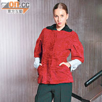 Marni<BR>Persian Lamb coat較為fit-cut，整個線條輪廓很簡潔流暢，主要用上bicolor設計，簡約時尚，配裙或配褲都能演繹出不同個性美。（$92,000）