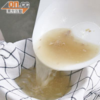 雞湯燉3小時後，取出並以乾淨的布作阻隔，把湯變得更清和少油，絕對健康。