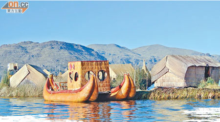 蘆葦船叫「淘淘拉」，造型亦很趣怪，像我們的龍舟。