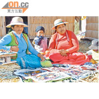 婦女負責織做和販賣手工藝品。
