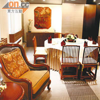 餐廳共有4個廂房，空間很大，裝潢古典舒適，是聊天好地方。