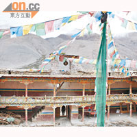 絨布寺是一座屬於西藏寧瑪派（即紅教）的寺廟。