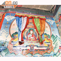 寺內牆身繪有蓮花生大師的佛像。