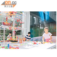 場館直擊<br>兒童玩樂區：由積木砌成的太空站是區內焦點，同場更提供積木模型，小朋友可發揮創意，砌出心目中的太空船。
