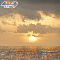 又圓又大的夕陽，緩緩的浸沒在印度洋中。