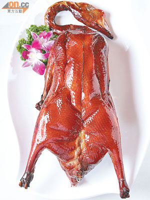 明爐至尊脆皮燒鵝$398/全隻（a）<br>即製靚燒鵝，不用雪藏貨，燒出來皮肉之間有空位，肉質特嫩。