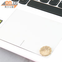 大尺寸Touchpad反應靈敏，而且沿用白色設計。