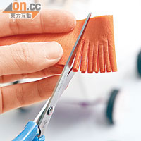 7.製作皺紙裝飾，方法是把皺紙剪成條狀，深度約是紙張闊度的三分之二，剪得愈密，效果愈好。
