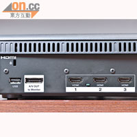 機背設有3組HDMI輸入及１組USB插口，可經USB直播JPEG相片。